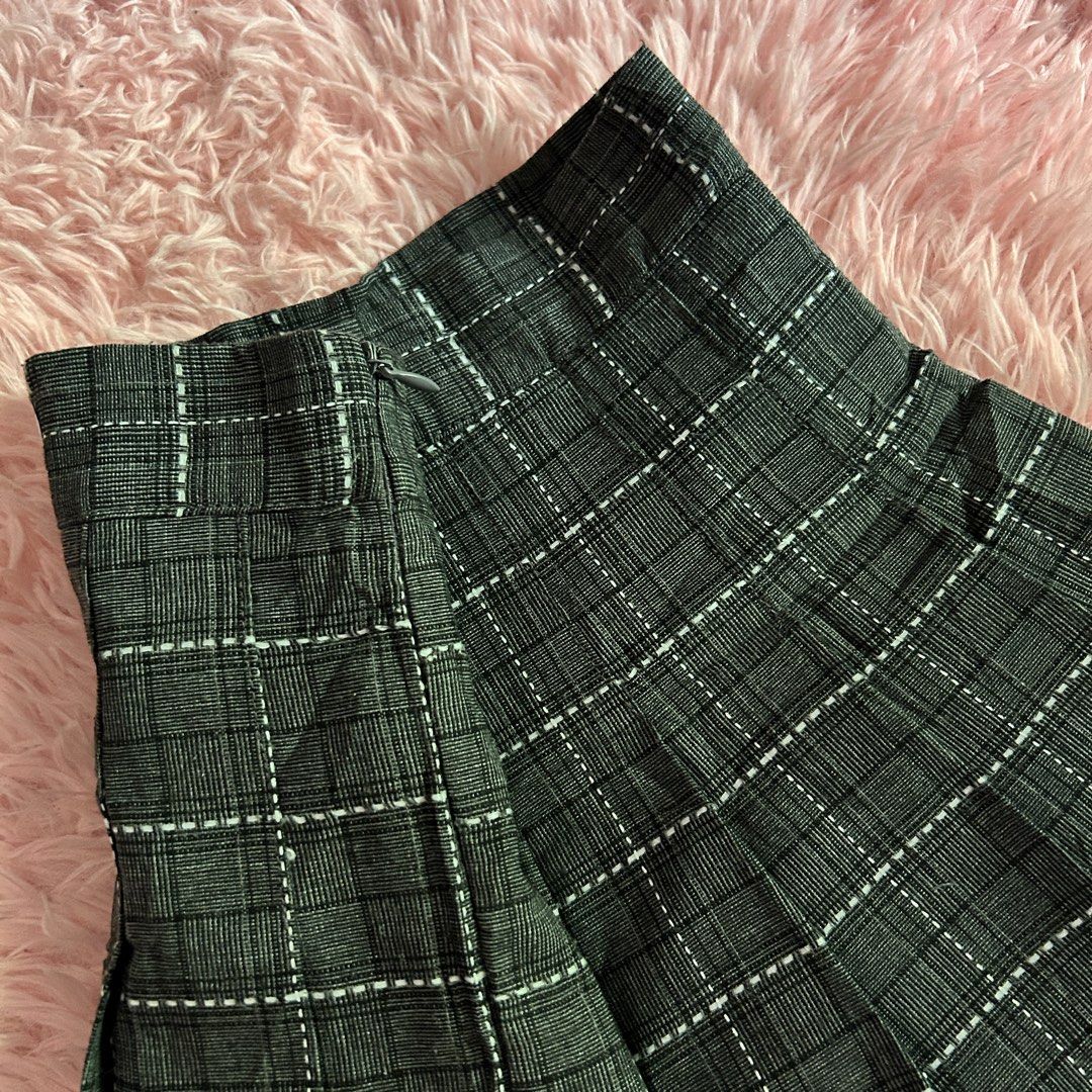 y2k gray plaid pleated mini skirt (Category: Skirts) located in Liloan. Submitted by fairymary.ph (Listing ID 1466710839, Image 2). Description: READ BIO BEFORE BUYING✨ waistline: 24 length: 14” side zip with inner short no issue— pristine condition no tag soafer pretty skirt.