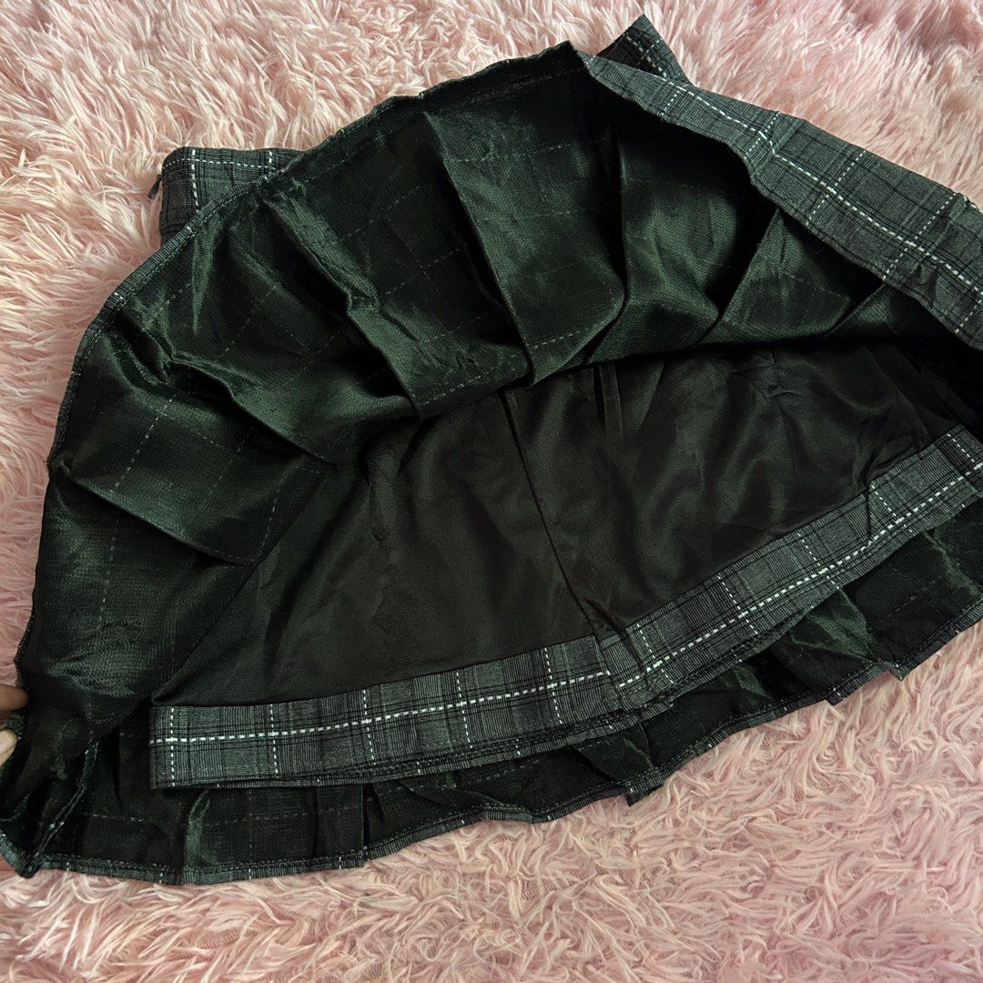 y2k gray plaid pleated mini skirt (Category: Skirts) located in Liloan. Submitted by fairymary.ph (Listing ID 1466710839, Image 3). Description: READ BIO BEFORE BUYING✨ waistline: 24 length: 14” side zip with inner short no issue— pristine condition no tag soafer pretty skirt.