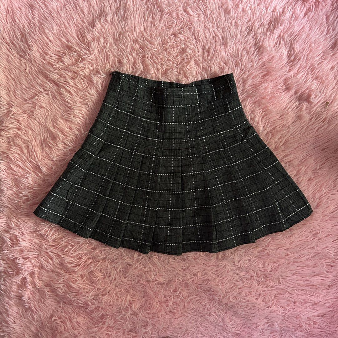 y2k gray plaid pleated mini skirt (Category: Skirts) located in Liloan. Submitted by fairymary.ph (Listing ID 1466710839, Image 1). Description: READ BIO BEFORE BUYING✨ waistline: 24 length: 14” side zip with inner short no issue— pristine condition no tag soafer pretty skirt.