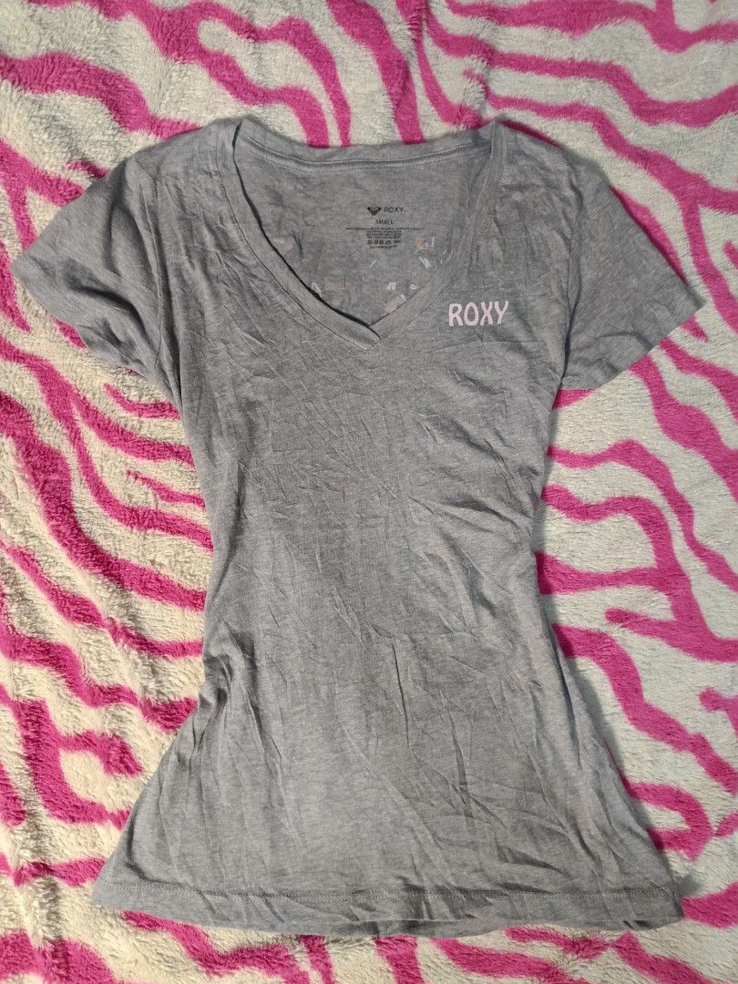 Y2k grey roxy top with logo at the back (Category: Blouses) located in Binangonan. Submitted by uhwhynot (Listing ID 1466600035, Image 2). Description: .