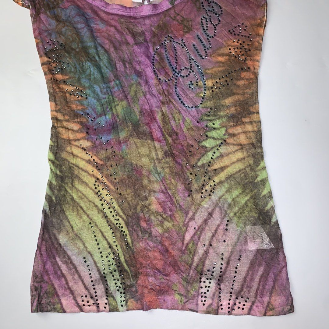 Y2K guess tops (Category: Blouses) located in Ivisan. Submitted by trashtotreasuree (Listing ID 1466710039, Image 2). Description: Like new No issue Xs on tag.