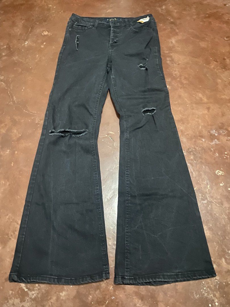 Y2k Indigo Raw Distressed Flare (Category: Jeans) located in Malita. Submitted by ronnyboi (Listing ID 1466568984, Image 1). Description: W:30 L:42 T:10 H:10.5 Mine:600.