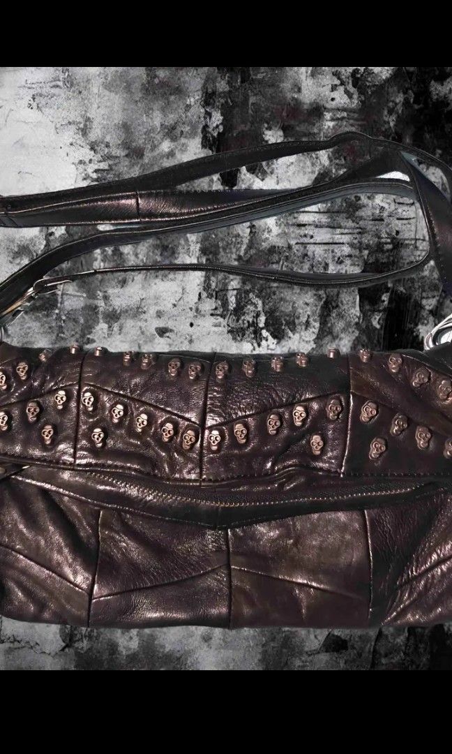 Y2K Leather Sling Bag (Category: Announcements) located in Manila. Submitted by thriftyasher.2601. (Listing ID 1466598399, Image 1). Description: .