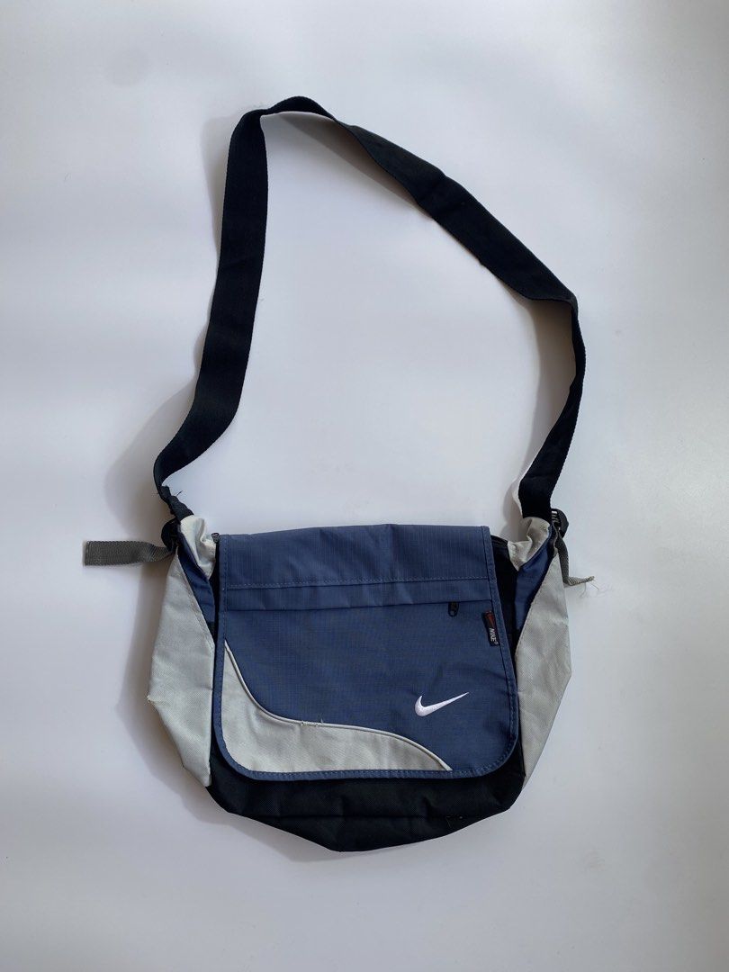 Y2k nike messenger bag (Category: Sling Bags) located in Kalibo. Submitted by kurt_ismael (Listing ID 1466585475, Image 2). Description: Y2k nike messenger bag Width: 18.5 Length: 14 Verygood condition Color rate: 9.8/10 Issue: minor scratch, restitched strap, may missing lock & no adjustable strap (Kindly check last 4 photos) Still in presentable condition (not visible yang mga issue).