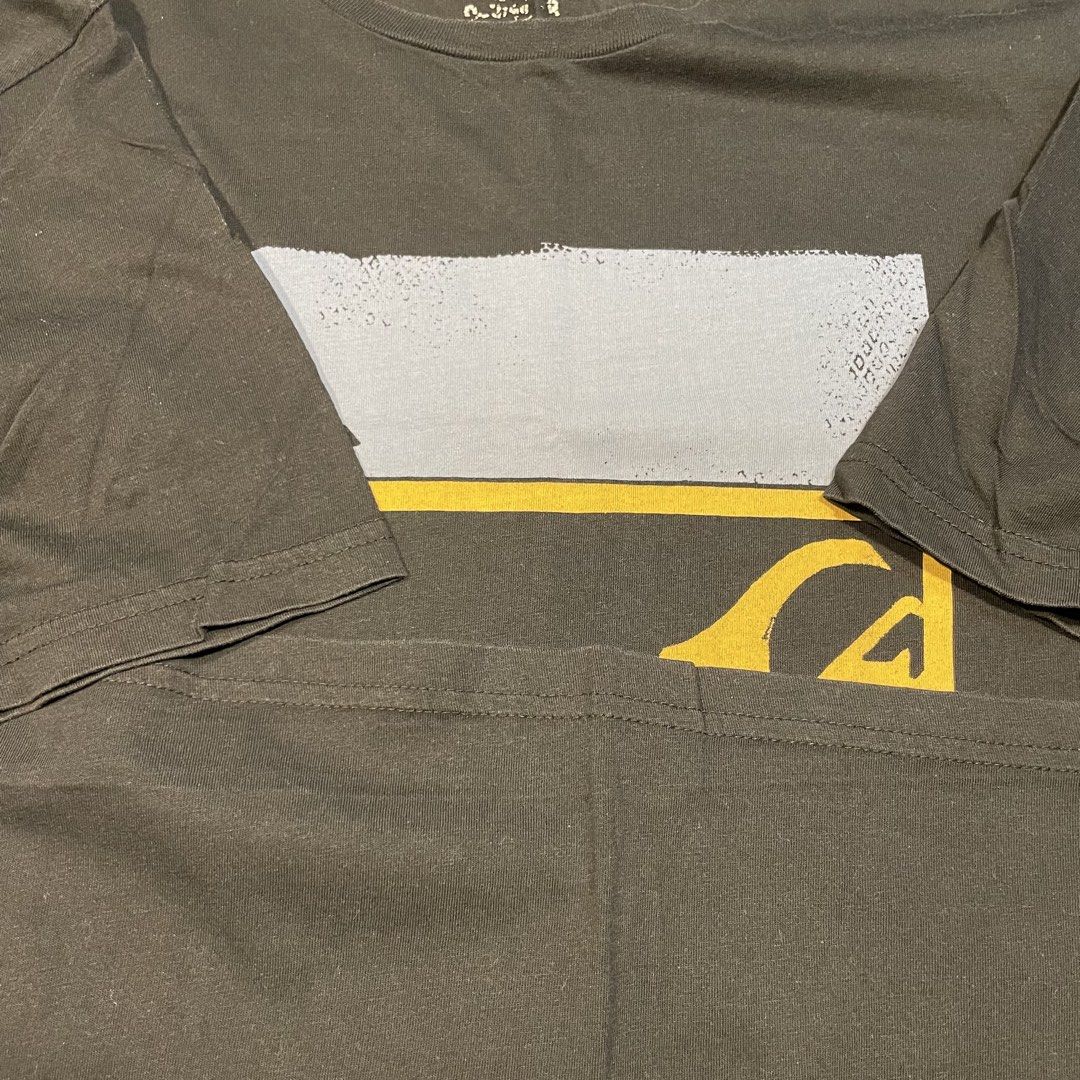 Y2k Quiksilver shirt (Category: Formal Shirts) located in Puerto Princesa. Submitted by lookmomicanbuy (Listing ID 1466667897, Image 3). Description: Good condition.
