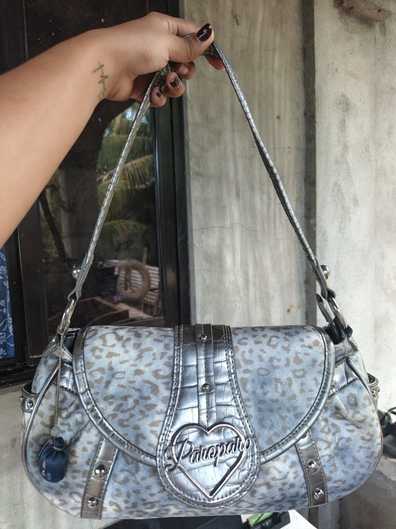 Y2k shoulder bag (Category: Shoulder Bags) located in Quezon, Isabela. Submitted by ukay-ukaybylyn (Listing ID 1466576226, Image 1). Description: super ganda😍 kasya long wallet leather mix tela.