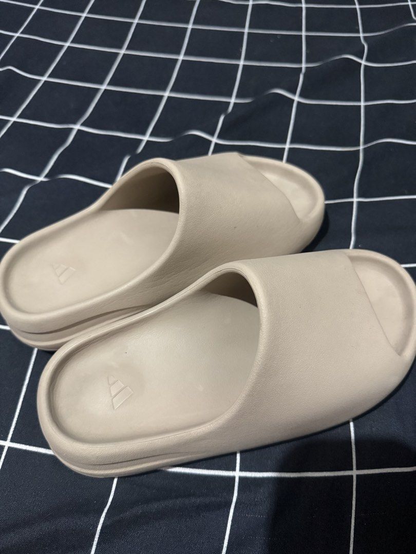 Yeezy Slides Authentic (Category: Slippers & Slides) located in Manila. Submitted by fnmvillaro10715 (Listing ID 1466567544, Image 1). Description: - Item: Yeezy Slides AUTHENTIC - Color: Beige - Size: 7 mens US (Made in India) - Design: Slip-on with textured foam construction and grooved soles - Condition: Worn a few times, clean and well-maintained - Perfect for daily casual wear -No box RFS: Decluttering.