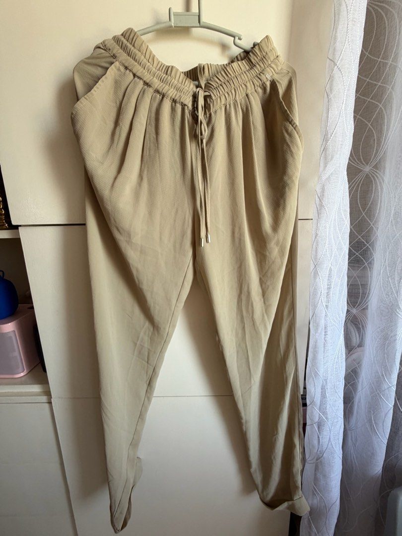 Zara Basic Beige Drawstring Pants Size XS (Category: Joggers) located in Quezon City. Submitted by bubspreloved (Listing ID 1466722593, Image 1). Description: - Brand: Zara Basic - Color: Light Beige - Size: XS - Material: Lightweight fabric with slightly textured finish - Features: Elastic waistband with drawstring and silver aglets, side pockets - Origin: Made in Turkey - Condition: Clean and ready to wear.