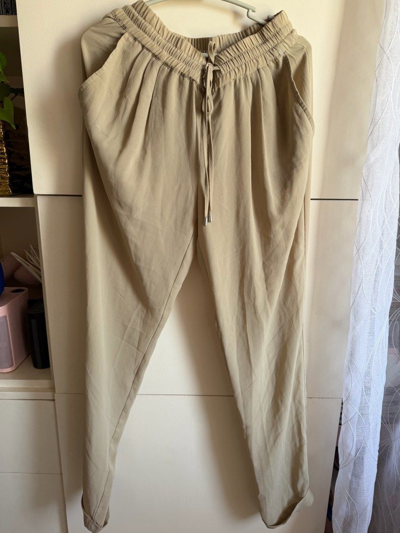 Zara Basic Beige Drawstring Pants Size XS (Category: Joggers) located in Quezon City. Submitted by bubspreloved (Listing ID 1466722593, Image 2). Description: - Brand: Zara Basic - Color: Light Beige - Size: XS - Material: Lightweight fabric with slightly textured finish - Features: Elastic waistband with drawstring and silver aglets, side pockets - Origin: Made in Turkey - Condition: Clean and ready to wear.