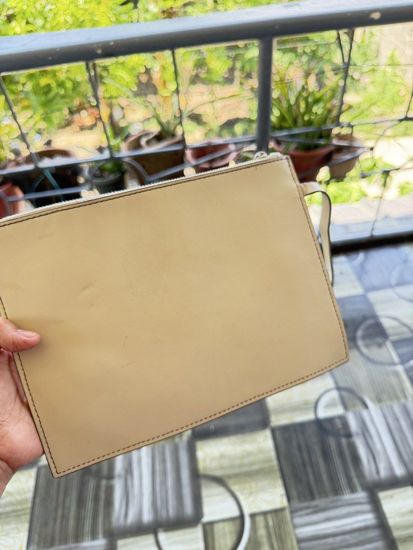 Zara Basic Collection Wrislet / Clutch (Category: Clutches) located in Cadiz. Submitted by solynb28 (Listing ID 1466641667, Image 3). Description: -clean and ready to use -no flaws, only sign of use -negotiable ▫️what you see is what you get▫️colors may vary due tolighting▫️buy at your own risk ▫️no long reservation, unless the item is paid▫️payment 1st policy▫️no return, no exchange, no refund▫️joy miners/reservers/lowballers will be blocked▫️.