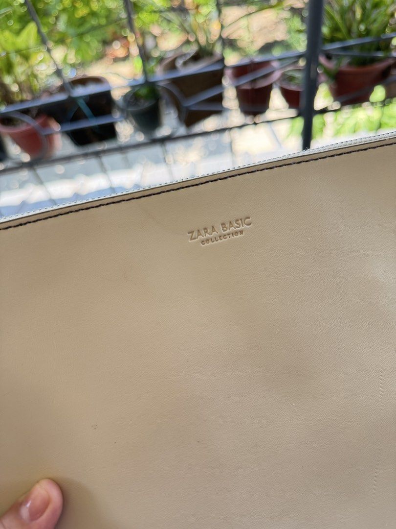 Zara Basic Collection Wrislet / Clutch (Category: Clutches) located in Cadiz. Submitted by solynb28 (Listing ID 1466641667, Image 2). Description: -clean and ready to use -no flaws, only sign of use -negotiable ▫️what you see is what you get▫️colors may vary due tolighting▫️buy at your own risk ▫️no long reservation, unless the item is paid▫️payment 1st policy▫️no return, no exchange, no refund▫️joy miners/reservers/lowballers will be blocked▫️.