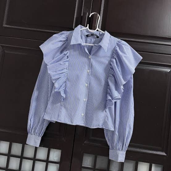 ZARA Blue Striped Ruffles (Category: Blouses) located in Tacurong. Submitted by curatedbyrani (Listing ID 1466701329, Image 1). Description: GOOD AS NEW PM FOR MORE DETAILS 💕.