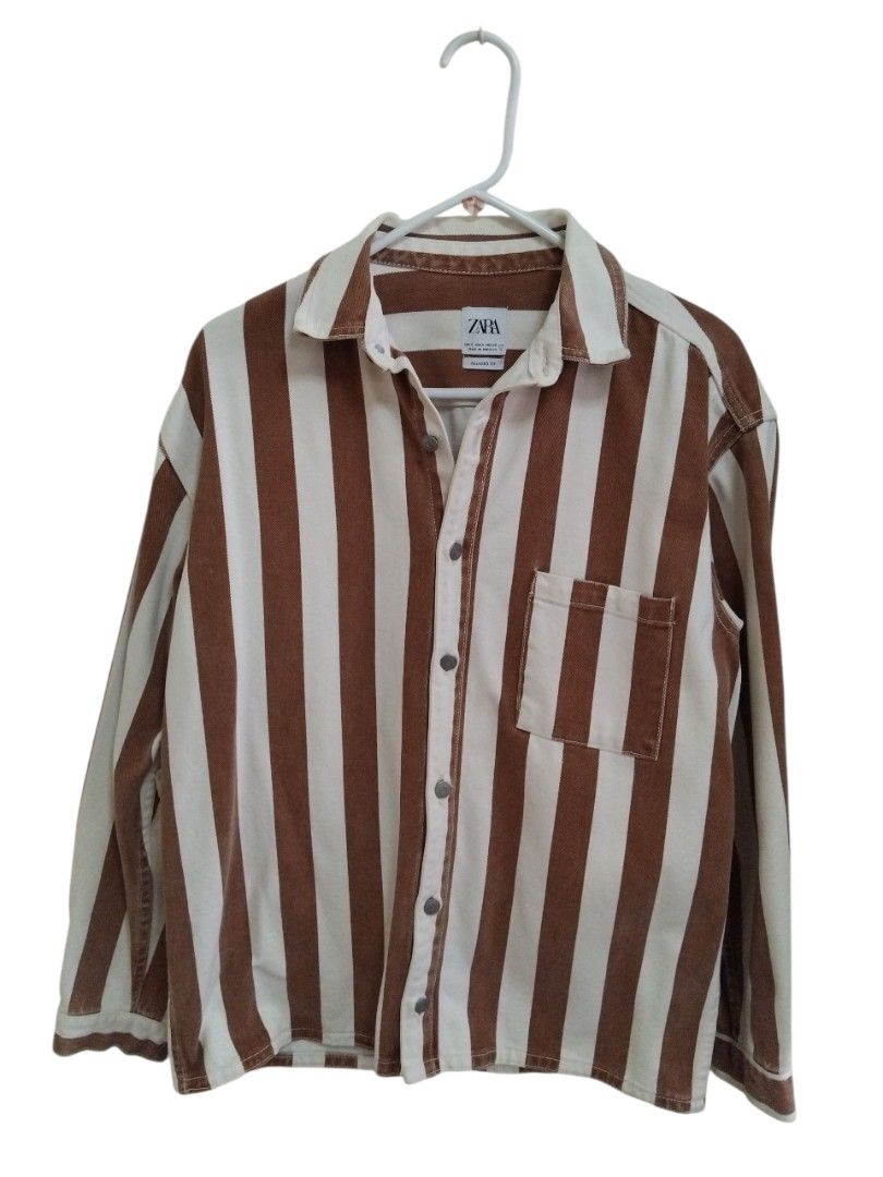 Zara Brown Striped Relaxed Fit Denim Jacket (Category: Coats, Jackets and Outerwear) located in Pasig City. Submitted by hustlexcurate (Listing ID 1466589952, Image 1). Description: Zara Brown Striped Relaxed Fit Denim Jacket Size S on tag fits MEDIUM Dimensions: 22X27.