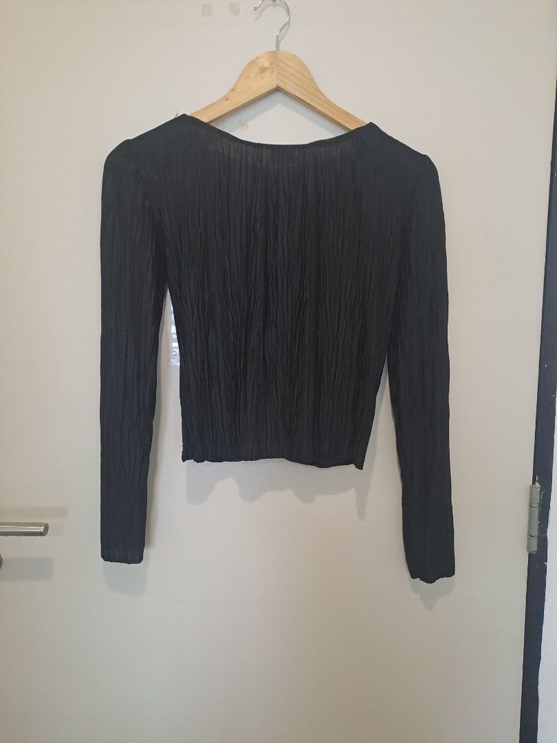 Zara crop black stretchable (Category: Longsleeves) located in Manila. Submitted by joanbalde39643 (Listing ID 1466666196, Image 3). Description: This item is a Zara Black Plissé Pleated Wrap Long Sleeve Top. Key Features • Fabric: Lightweight, crinkled plissé/pleated material. • Design: Criss-cross surplice front with a flattering draped V-neckline. • Fit: Cropped hemline paired with fitted long sleeves..