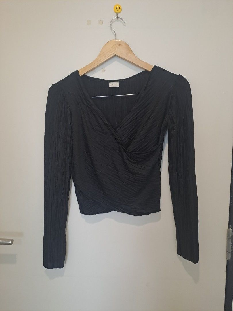 Zara crop black stretchable (Category: Longsleeves) located in Manila. Submitted by joanbalde39643 (Listing ID 1466666196, Image 1). Description: This item is a Zara Black Plissé Pleated Wrap Long Sleeve Top. Key Features • Fabric: Lightweight, crinkled plissé/pleated material. • Design: Criss-cross surplice front with a flattering draped V-neckline. • Fit: Cropped hemline paired with fitted long sleeves..