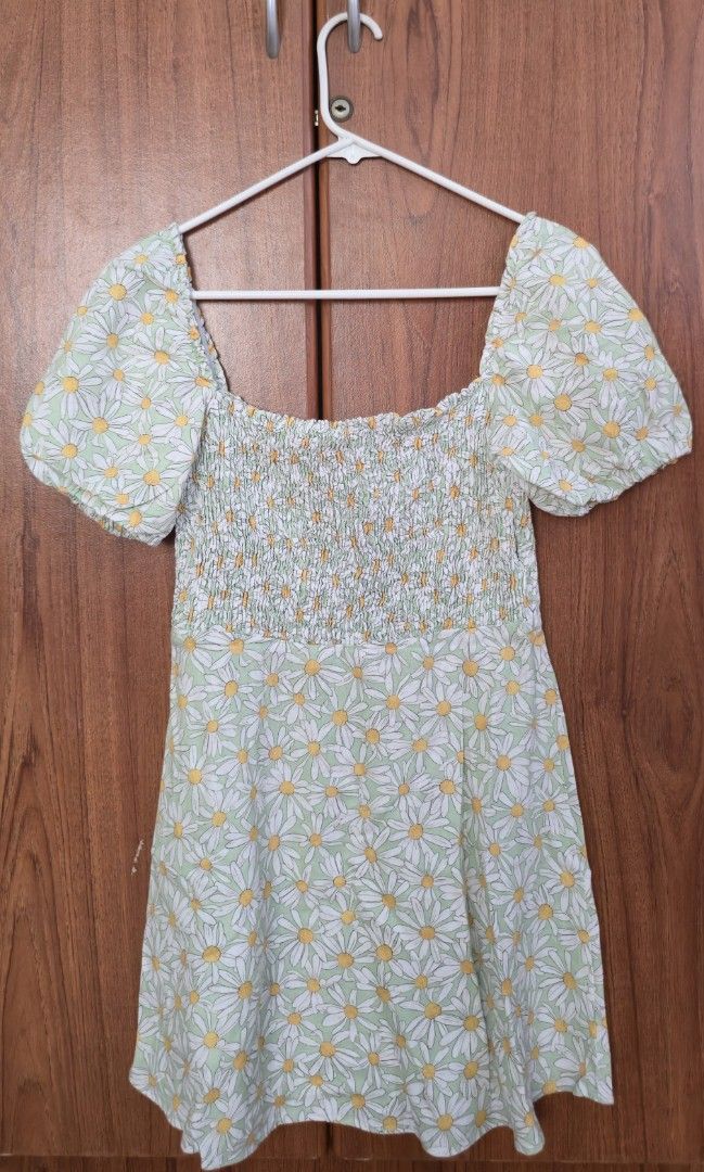 Zara Daisy Puff Sleeve Mini Dress (Category: Dresses) located in Urdaneta. Submitted by kcasi (Listing ID 1466594328, Image 2). Description: Medium on tag Cutesy when worn✨️ RFS: Does not fit me anymore Selling low because of flaw FLAW: Yung tahi beside the zipper. Not noticeable naman when worn. Please check photos for flaw..