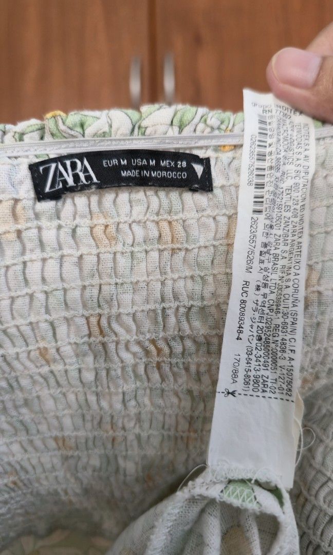 Zara Daisy Puff Sleeve Mini Dress (Category: Dresses) located in Urdaneta. Submitted by kcasi (Listing ID 1466594328, Image 3). Description: Medium on tag Cutesy when worn✨️ RFS: Does not fit me anymore Selling low because of flaw FLAW: Yung tahi beside the zipper. Not noticeable naman when worn. Please check photos for flaw..