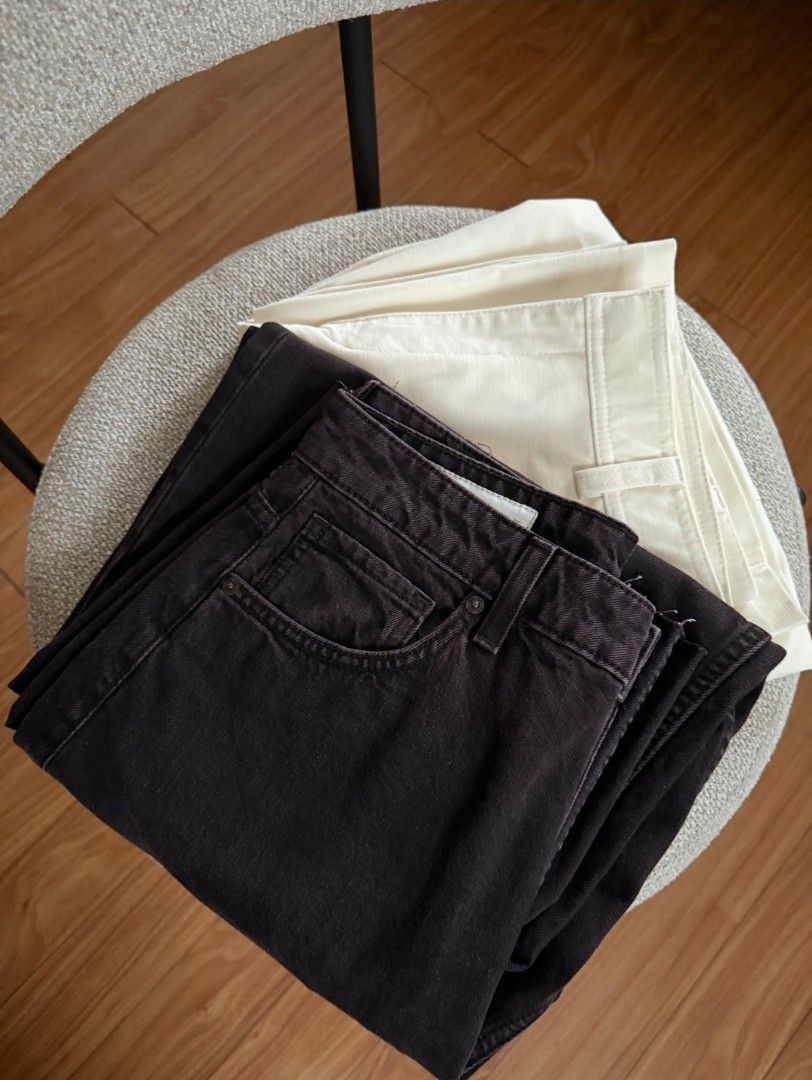Zara Dark Brown Denim Barrel Jeans (Category: Jeans) located in Mexico. Submitted by jadepreloved.239 (Listing ID 1466719384, Image 3). Description: Zara dark brown denim barrel jeans Brand new (never used, wash lang) HQ Denim! super nice ww Raw hem Can fit 28-30 waist RFS: wrong size.