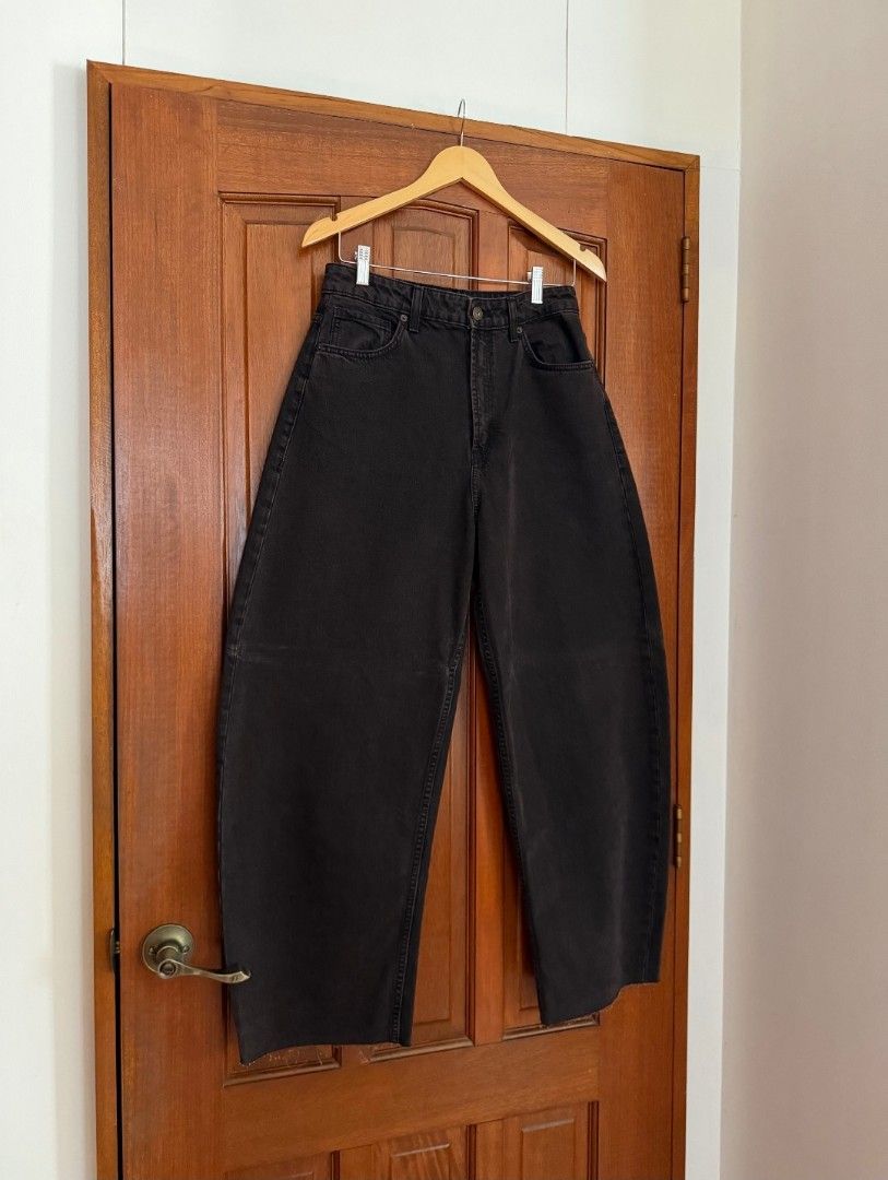 Zara Dark Brown Denim Barrel Jeans (Category: Jeans) located in Mexico. Submitted by jadepreloved.239 (Listing ID 1466719384, Image 1). Description: Zara dark brown denim barrel jeans Brand new (never used, wash lang) HQ Denim! super nice ww Raw hem Can fit 28-30 waist RFS: wrong size.