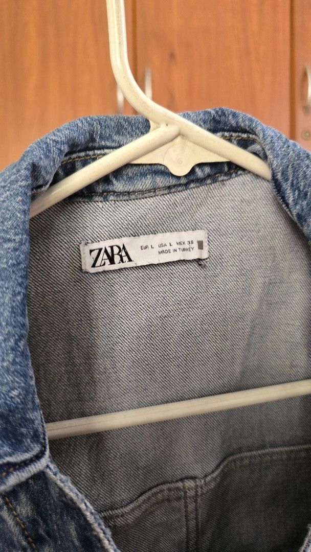 Zara Denim Mini Dress (Category: Dresses) located in Urdaneta. Submitted by kcasi (Listing ID 1466731862, Image 3). Description: Large on tag So pretty when worn✨️ RFS: Does not fit me anymore Measurements laid flat Shoulder to shoulder - 14.5 inches Armpit to armpit - 18 inches Waist - 15 inches Length - 32.5 inches.