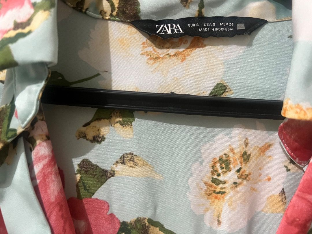 Zara Floral Print Button-Down Shirt Size Small (Category: Blouses) located in Muntinlupa City. Submitted by classicsale (Listing ID 1466650100, Image 2). Description: Brand: Zara Size: Small Condition: Excellent Price: Php 200 + Shipping Fee Payment: Gcash / Maya Shipping: J&T (dm for more options or details) DM FOR MORE INFO.