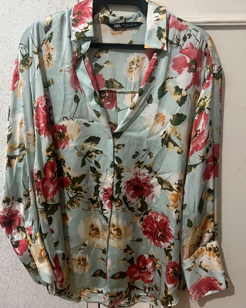 Zara Floral Print Button-Down Shirt Size Small (Category: Blouses) located in Muntinlupa City. Submitted by classicsale (Listing ID 1466650100, Image 1). Description: Brand: Zara Size: Small Condition: Excellent Price: Php 200 + Shipping Fee Payment: Gcash / Maya Shipping: J&T (dm for more options or details) DM FOR MORE INFO.