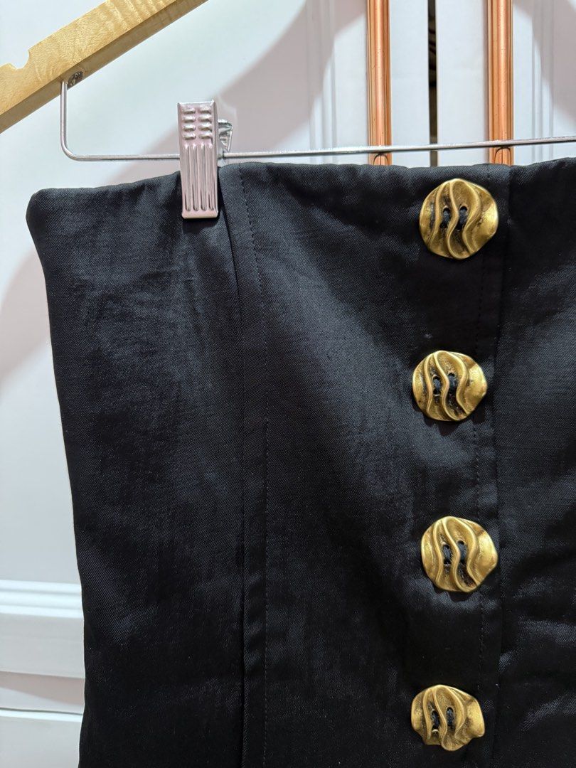 Zara gold buttons top (Category: Others Tops) located in Taguig. Submitted by chen.preloveddd (Listing ID 1466769454, Image 2). Description: Used once size xsmall Decluttering 📍 Taguig south signal village.