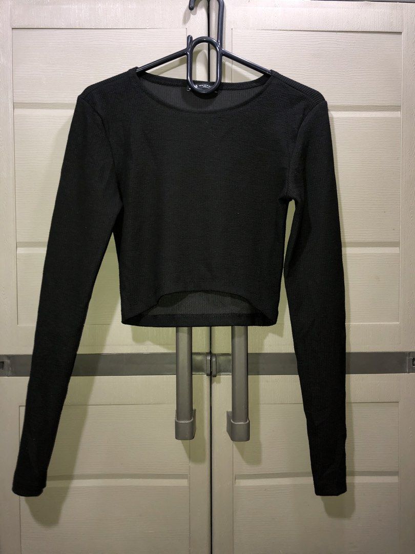 Zara Long sleeve Crop Top (Category: Blouses) located in Cebu City. Submitted by jiselle_fecollection (Listing ID 1466634251, Image 2). Description: -size: M -can fit S-M frame -Black -long sleeves.