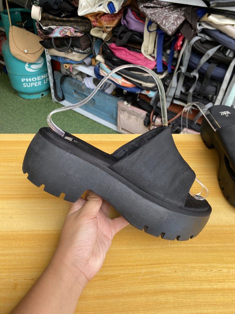 Zara Padded Flatform/Wedge Slides (Category: Wedges) located in Davao. Submitted by jennicaestrella_1995 (Listing ID 1466591633, Image 3). Description: Actual size 39-40 can fit.