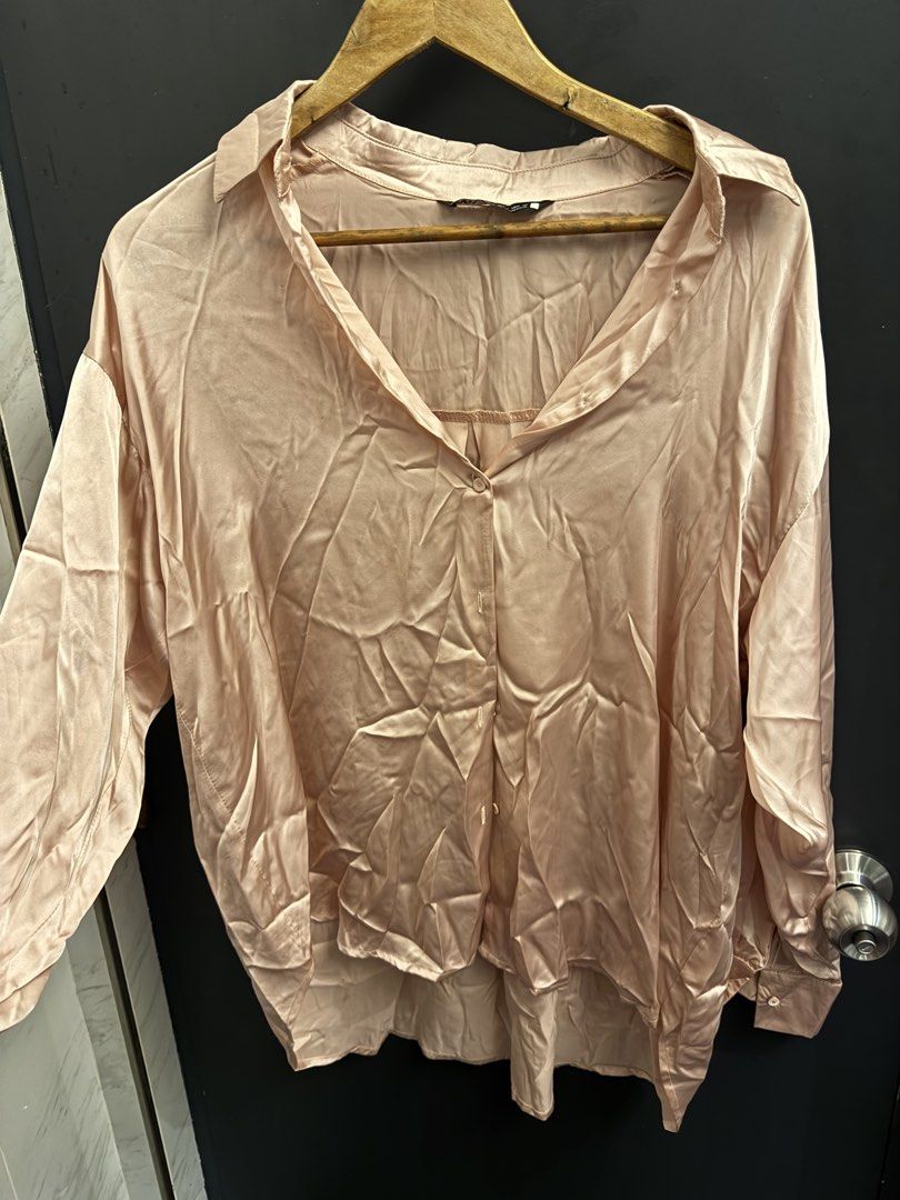 Zara Pink Satin Oversized Button-Up Blouse Size L (Category: Blouses) located in Makati City. Submitted by 099baby (Listing ID 1466694558, Image 3). Description: Oversized Zara button-up shirt in light pink satin finish. Classic collar, long sleeves with button cuffs, and a longer curved hem in the back. Labeled size L..