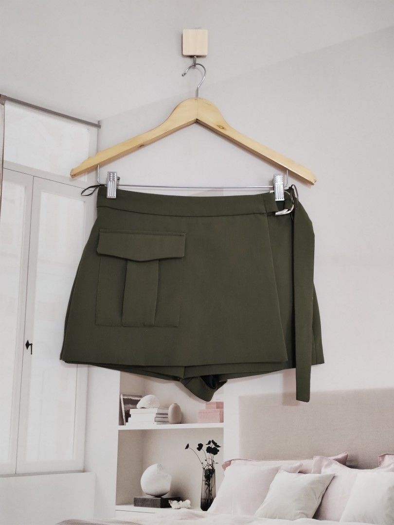 Zara wrap skort (Category: Shorts) located in Lucena. Submitted by styleddsc (Listing ID 1466587565, Image 2). Description: Fits 26-27"waistline.