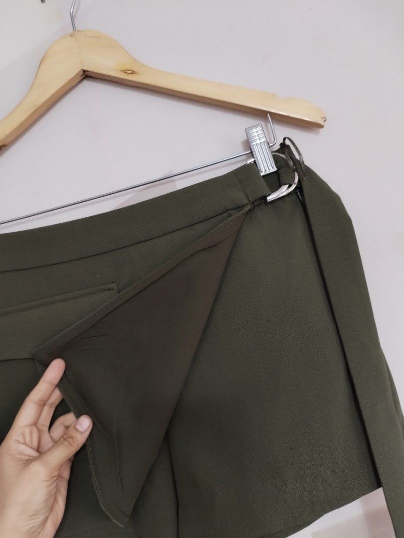 Zara wrap skort (Category: Shorts) located in Lucena. Submitted by styleddsc (Listing ID 1466587565, Image 3). Description: Fits 26-27"waistline.