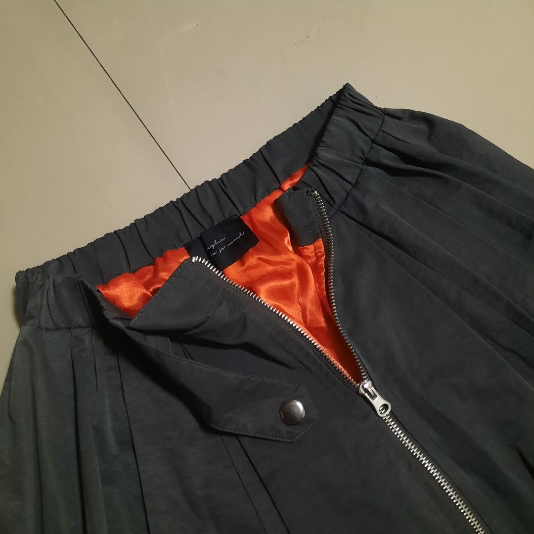Zip Front Parachute Midi Skirt (Category: Skirts) located in Cebu City. Submitted by archivalia.me (Listing ID 1466682652, Image 2). Description: Dual Zip Front Parachute Midi Skirt bestfits 25-28 waistline Length 32 Good as New No Issue Price dm + sf Loc: Cebu City.