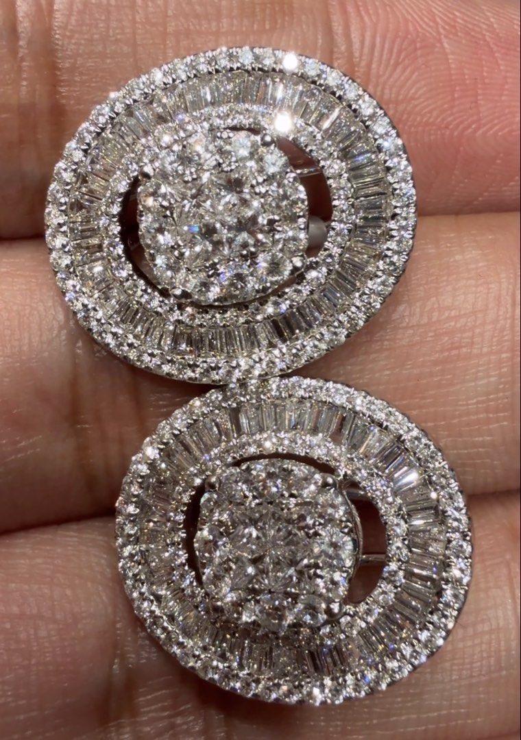 18K White Gold Cluster Diamond Earrings (Category: Earrings) located in Las Pinas. Submitted by houseofgems0 (Listing ID 1466902131, Image 3). Description: Details: - 18K White Gold | 8.9 grams - Natural round and baguette-cut diamonds - Clip-type - Total Carat Weight: 5ct - PRICE: ₱155,000 💎 All items are 100% AUTHENTIC/PAWNABLE. 💎 LAYAWAY AVAILABLE Send us a message to inquire..