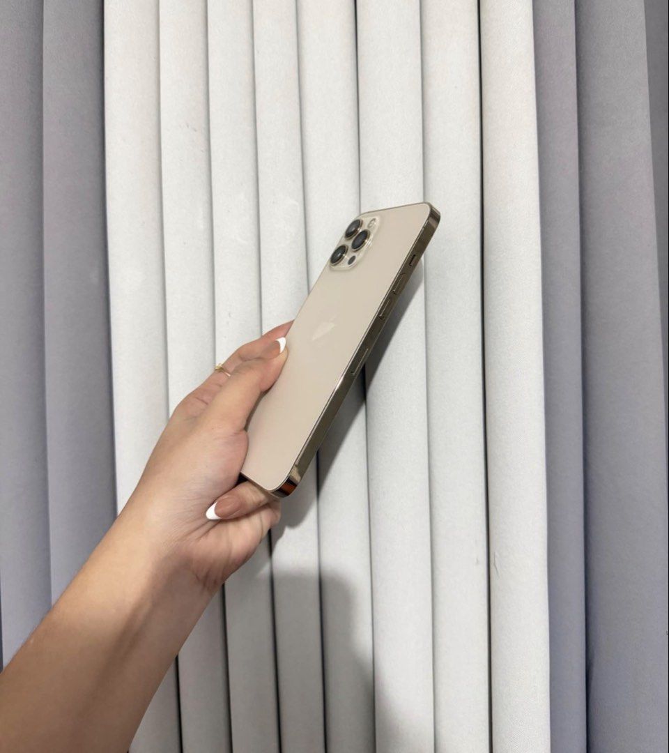 256gb iphone 12 Pro Max Gold (Category: iPhone 12 Series) located in Manila. Submitted by octopuslady03 (Listing ID 1466797307, Image 2). Description: With charger No issue all good 100% battery health Free case Shipping from Cebu but can do meetup next week for Manila buyers.