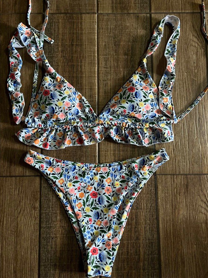 2 Piece Swimsuit (Category: Bikinis & Swimsuits) located in Mandaluyong City. Submitted by yanna_02501 (Listing ID 1465631690, Image 1). Description: Used once. Self tie strap. .