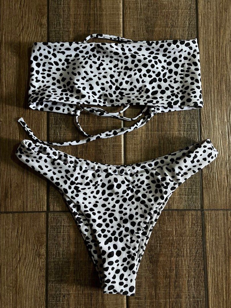 Tube Type 2 Piece Swimsuit (Category: Bikinis & Swimsuits) located in Mandaluyong City. Submitted by yanna_02501 (Listing ID 1465633400, Image 1). Description: Not padded. Tube top with adjustable strings. .