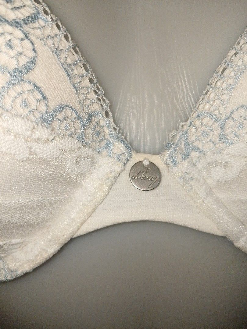 36b DKNY white & blue padded Bra with underwire (Category: Undergarments & Loungewear) located in Manila. Submitted by truecrystal-1407 (Listing ID 1466790252, Image 2). Description: very pretty 😍.