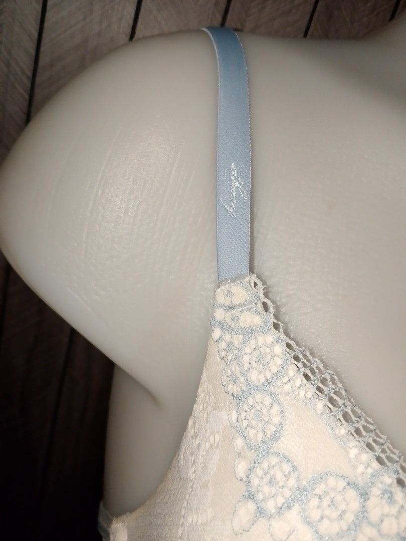 36b DKNY white & blue padded Bra with underwire (Category: Undergarments & Loungewear) located in Manila. Submitted by truecrystal-1407 (Listing ID 1466790252, Image 3). Description: very pretty 😍.