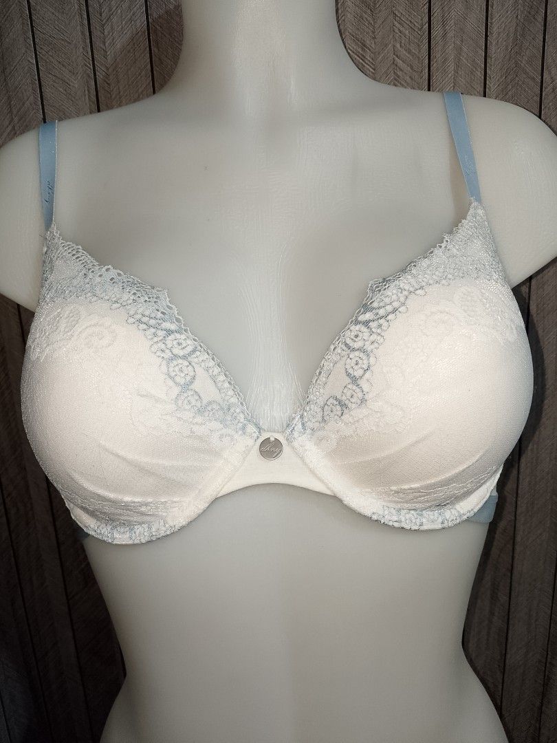 36b DKNY white & blue padded Bra with underwire (Category: Undergarments & Loungewear) located in Manila. Submitted by truecrystal-1407 (Listing ID 1466790252, Image 1). Description: very pretty 😍.