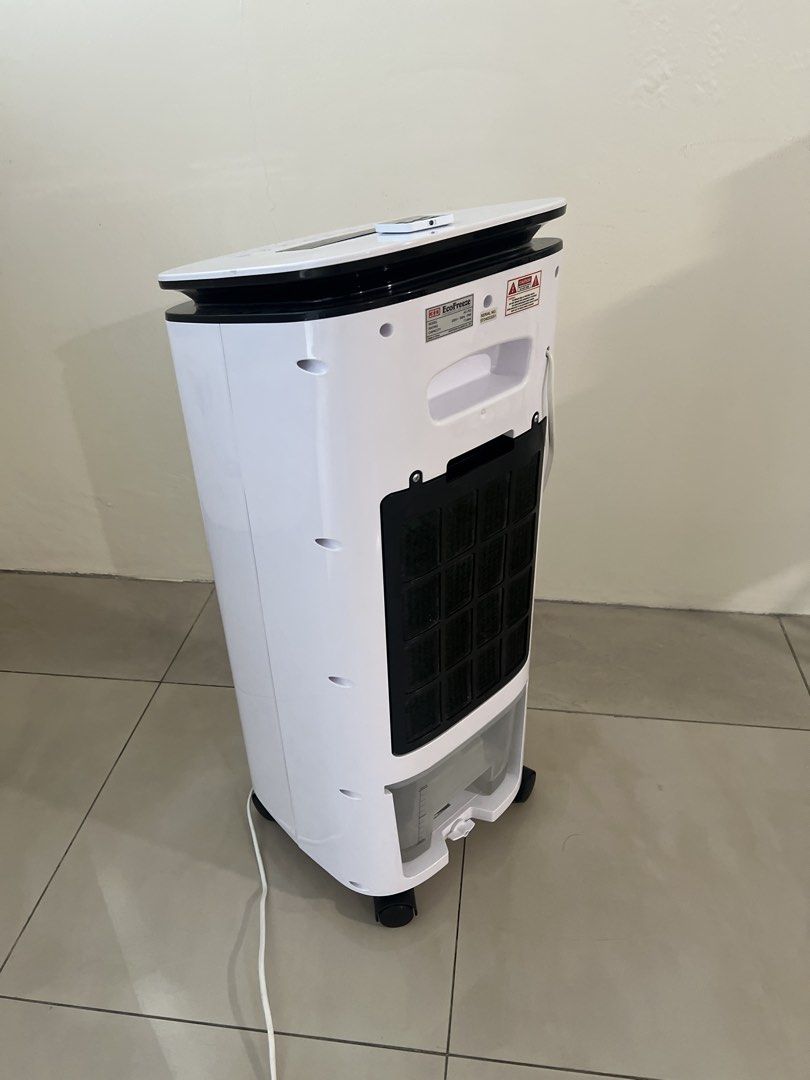 3D EcoFreeze - Evaporative Air Cooler (Category: Air Conditioning and Heating) located in Pasig City. Submitted by riissiiee (Listing ID 1466851839, Image 3). Description: 3D Eco Freeze, Air Cooler - used only once in a small bedroom - complete with box and manual - no flaws - rfs: decluttering.