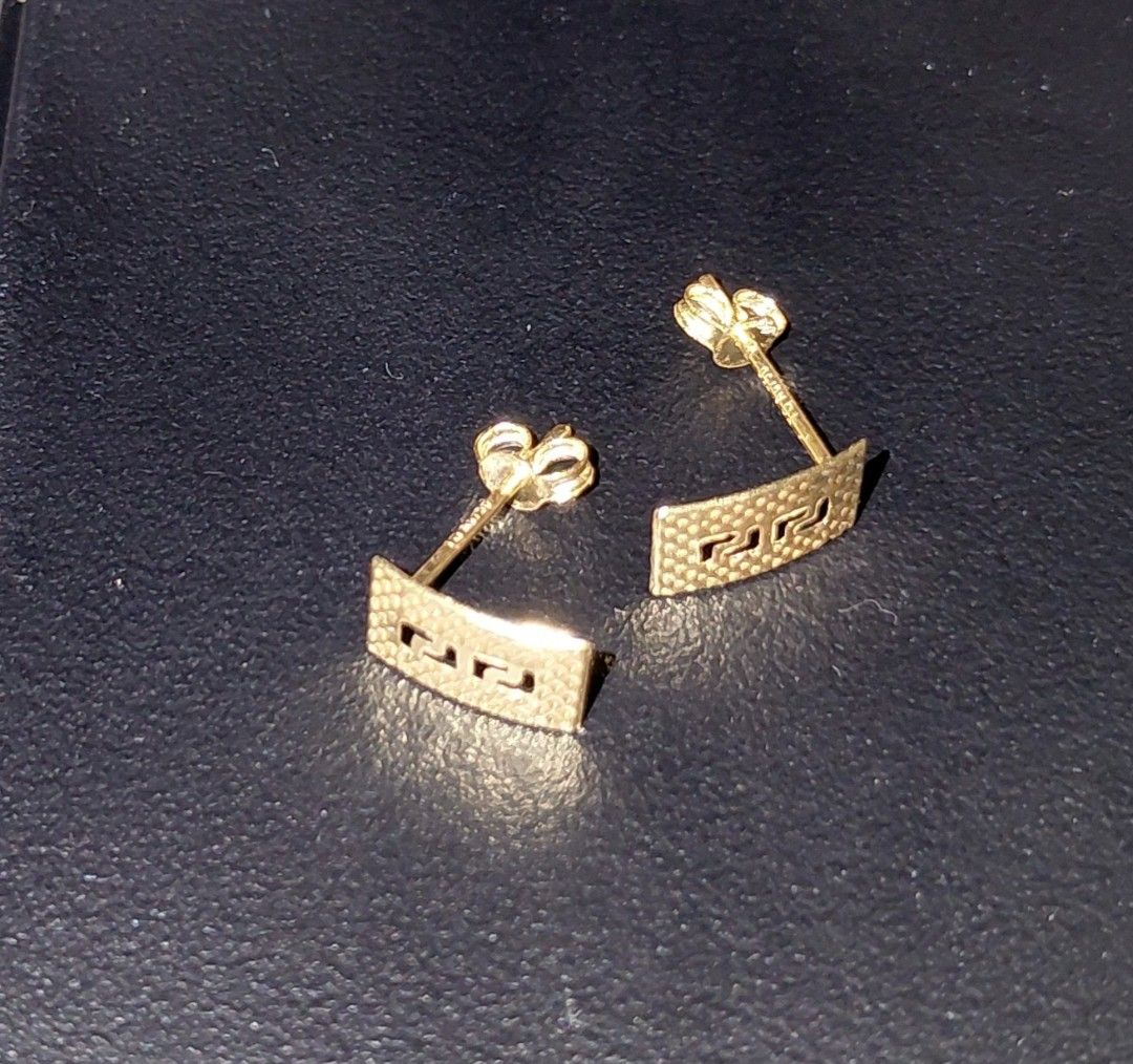 ​✨ 18K Saudi Gold Rectangular Greek Key Stud Earrings | Authentic & Pawnable (Category: Earrings) located in Davao. Submitted by jewelershoney4ever (Listing ID 1466953536, Image 3). Description: Product Description: ​Elevate your everyday jewelry collection with these 18K Saudi Gold Rectangular Greek Key Stud Earrings! Featuring an intricate Greek key design framed by a sparkling, diamond-cut textured background, these studs deliver timeless soph