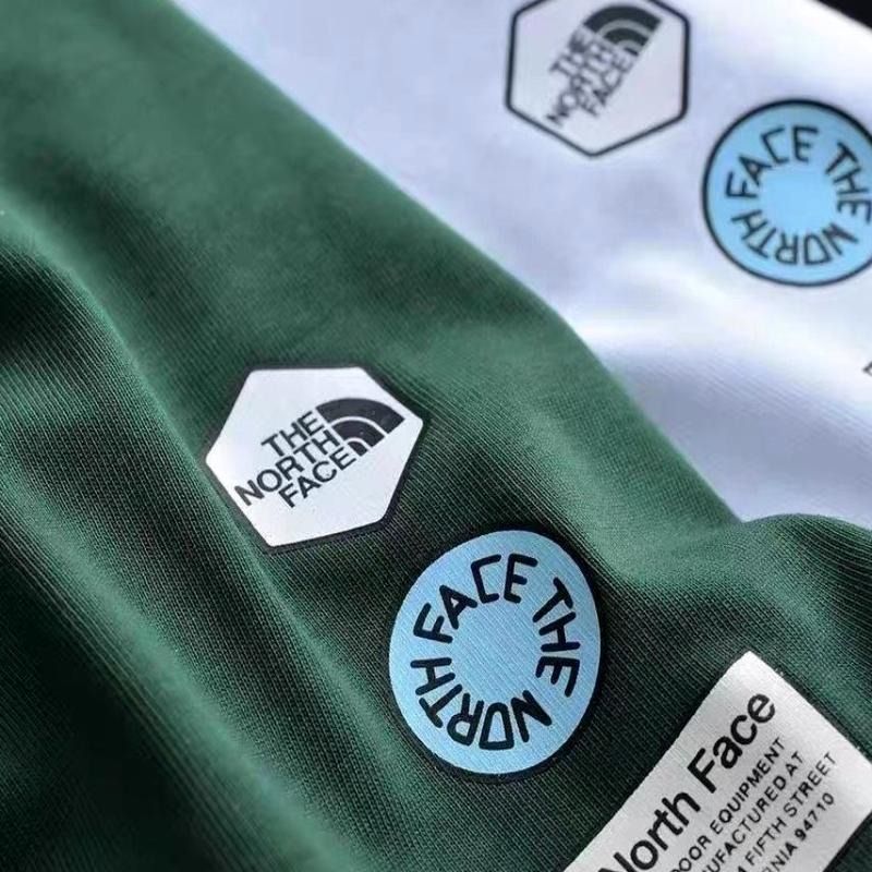 外國預訂 3色可選 The North Face 小拼色logo短袖T恤 Tee （分類：其他周邊）位於 Hong Kong。 由 wisestone.c6ffd1 提交（商品編號 1466802556，圖片 2）。簡介： 只做優質靚貨，所有圖片均為實拍，真正做到所見即所得。本店安心保障：支持退換，不設面交，只透過快遞寄送，購物更省心。。