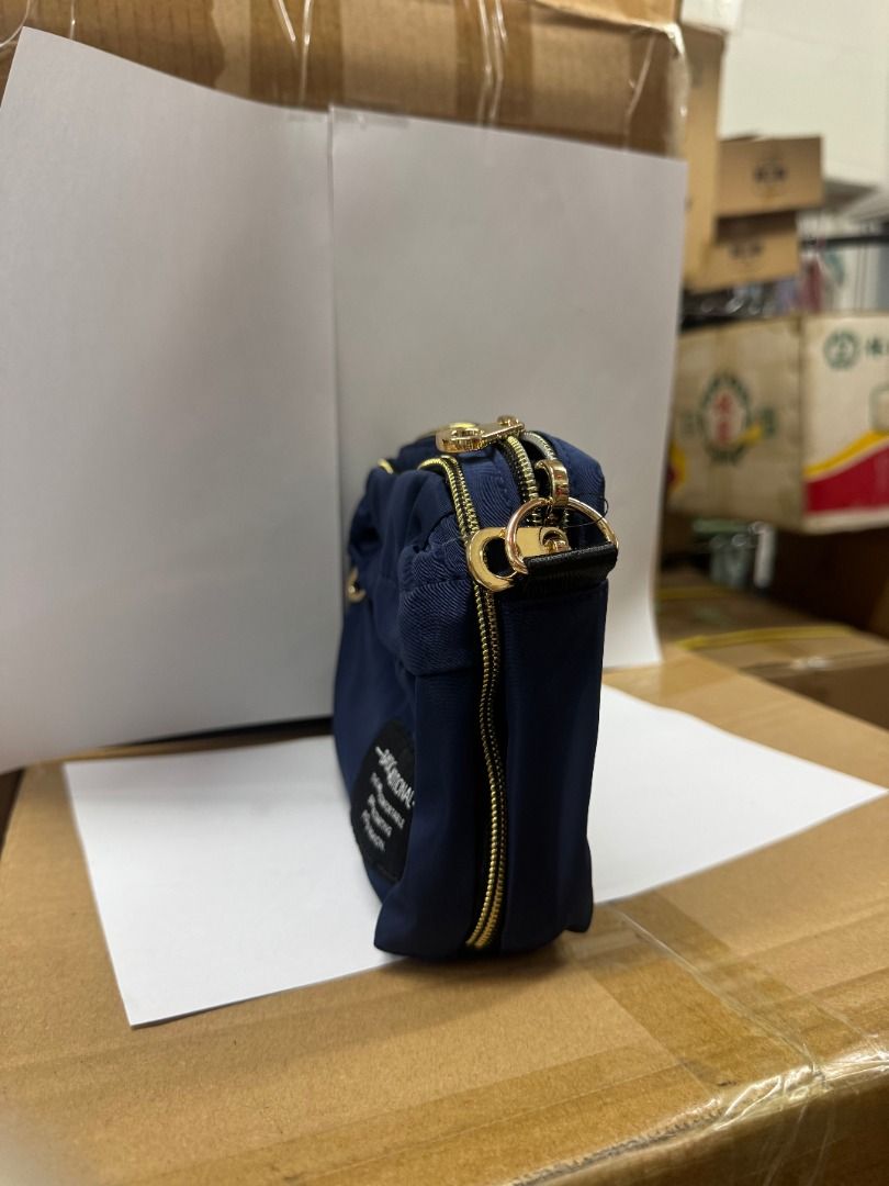 【全新】日系深藍小型多格斜揹袋 / 手機包 （分類：多用途袋）位於 Hong Kong。 由 littlefinds.hk 提交（商品編號 1466782494，圖片 4）。簡介： 狀態：全新未用 花色/顏色：深藍色 品牌：BASIC TRADITIONAL 特點： 1. 輕量尼龍質感，配金色拉鍊及五金 2. 多格收納設計，方便分類手機、銀包、證件等小物 3. 適合日常出街、旅行或作隨身小袋。