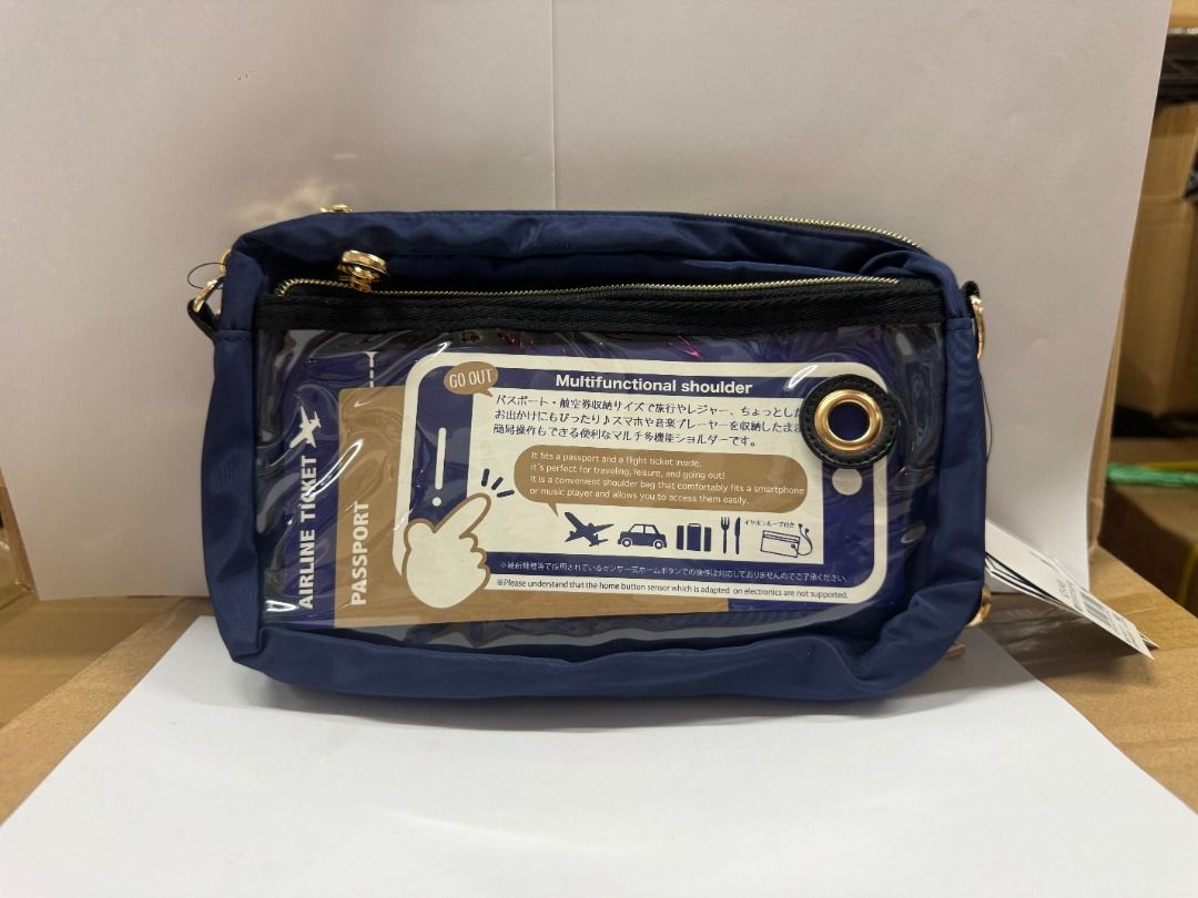 【全新】日系深藍小型多格斜揹袋 / 手機包 （分類：多用途袋）位於 Hong Kong。 由 littlefinds.hk 提交（商品編號 1466782494，圖片 3）。簡介： 狀態：全新未用 花色/顏色：深藍色 品牌：BASIC TRADITIONAL 特點： 1. 輕量尼龍質感，配金色拉鍊及五金 2. 多格收納設計，方便分類手機、銀包、證件等小物 3. 適合日常出街、旅行或作隨身小袋。