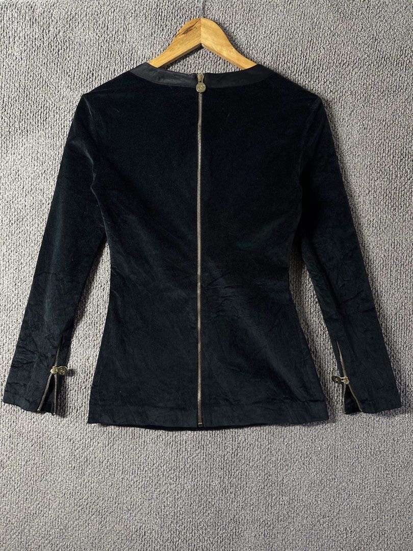 ✨ Authentic Chanel Black Long Sleeve Velvet Bow (Category: Longsleeves) located in General Santos City (Dadiangas). Submitted by skrilex (Listing ID 1466850417, Image 2). Description: ACCEPTING OFFERS- Brand: Chanel - Color: Black - Material: Premium velvet fabric with satin bow detail - Closure: Full back zipper with CC logo pull tab - Cuffs: Zippered cuffs with CC hardware - Origin: Made in France using riri zippers - Condition: as new pre-love