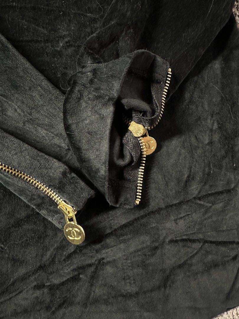 ✨ Authentic Chanel Black Long Sleeve Velvet Bow (Category: Longsleeves) located in General Santos City (Dadiangas). Submitted by skrilex (Listing ID 1466850417, Image 3). Description: ACCEPTING OFFERS- Brand: Chanel - Color: Black - Material: Premium velvet fabric with satin bow detail - Closure: Full back zipper with CC logo pull tab - Cuffs: Zippered cuffs with CC hardware - Origin: Made in France using riri zippers - Condition: as new pre-love