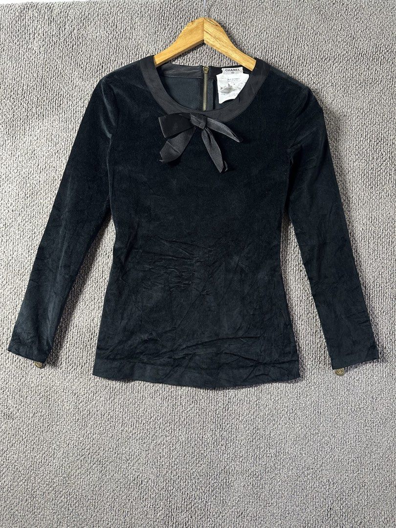 ✨ Authentic Chanel Black Long Sleeve Velvet Bow (Category: Longsleeves) located in General Santos City (Dadiangas). Submitted by skrilex (Listing ID 1466850417, Image 1). Description: ACCEPTING OFFERS- Brand: Chanel - Color: Black - Material: Premium velvet fabric with satin bow detail - Closure: Full back zipper with CC logo pull tab - Cuffs: Zippered cuffs with CC hardware - Origin: Made in France using riri zippers - Condition: as new pre-love