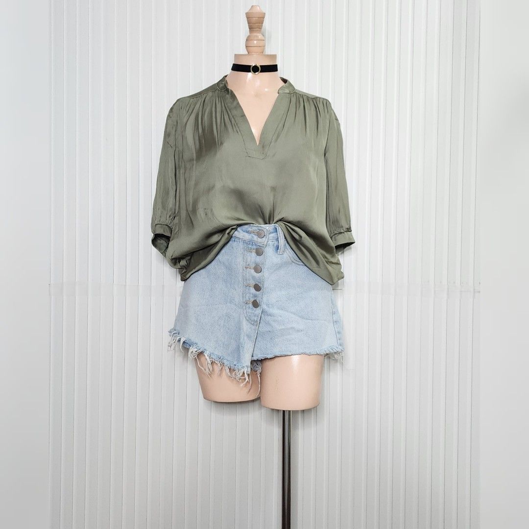 🍁 Bas que 🍁 Olive top 🍁 Large 🍁 B: 43in 🍁 400php 🍁 (Category: Blouses) located in Paranaque City. Submitted by zunao_wearables (Listing ID 1466862125, Image 1). Description: 🍁 Bas que 🍁 Olive top 🍁 Large 🍁 B: 43in 🍁 400php 🍁.