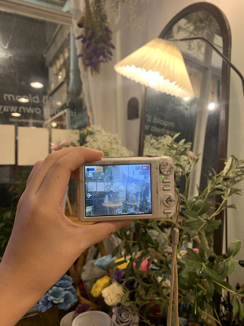 ˚₊‧ GE E1255W ° Silver ₊˚⊹ (Category: Cameras) located in Manila. Submitted by silvershark_e (Listing ID 1466787967, Image 2). Description: AVAILABLE 𐙚 PRICE IN CAPTION ୨୧ ˚₊‧ GE E1255W ° Silver ₊˚⊹ ୨୧ MINE — ₱2,500 ୨୧ SNAP — your price ┈┈┈┈ ୨୧ ┈┈┈┈ Condition: ♡ No functional issues ♡ Fully working ♡ Super crisp output ♡ Has red AF-assist light before the flash ♡ Sign of usage Issue: LCD BURN (not affected output) ୨୧ INCLUSIONS ୨୧ ♡ Unit ♡ Batte